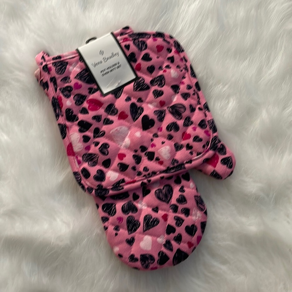 NWT Vera Bradley Love You Lots Pot Holder and Oven Mitt set